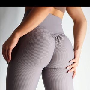 the cutest ribbed scrunch leggings from fitness fashioness! barely worn!